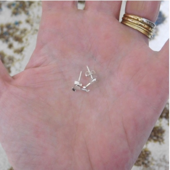 ๐ธ Martini Stud Earrings - Picture 3 of 4